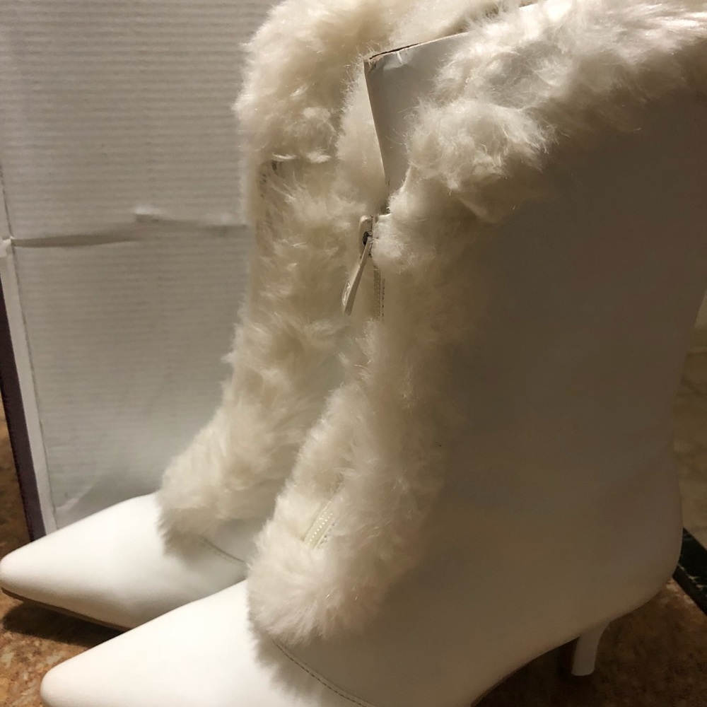 Women White boot lined /white faux fur size 7 NEW